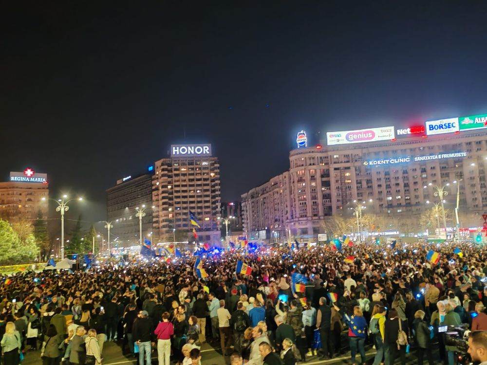 Peste 10.000 de participanţi sunt prezenţi la manifestaţie